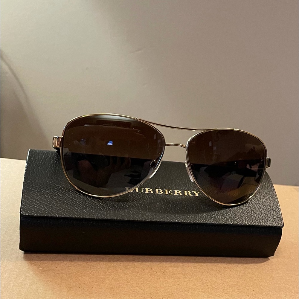 Burberry Aviator style polarized sunglasses